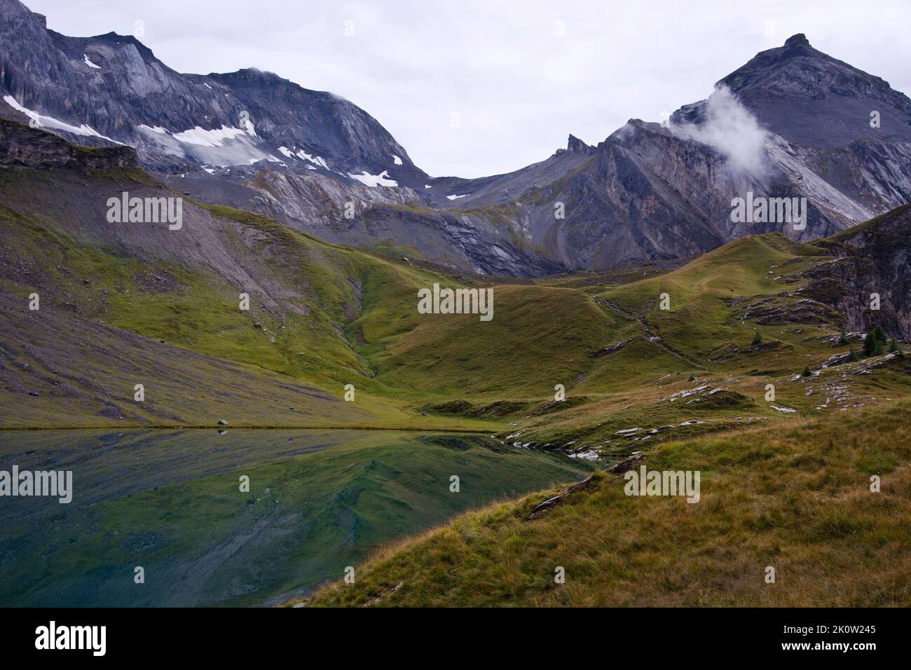 Mystische Stimmung am Fluhsee im Berner Oberland Foto de stock
