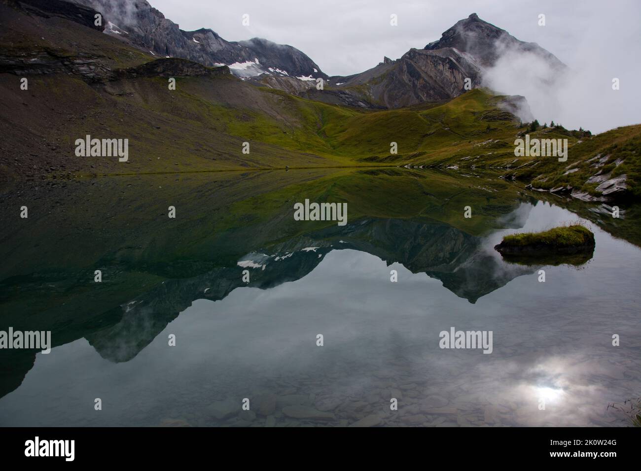 Mystische Stimmung am Fluhsee im Berner Oberland Foto de stock