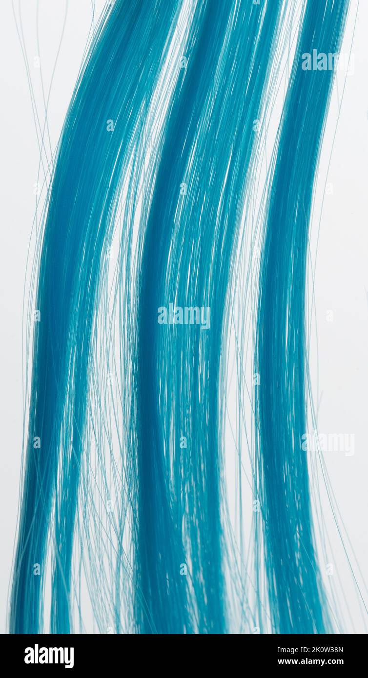 Hilos de pelo de color azul aislados sobre fondo blanco de estudio Foto de stock