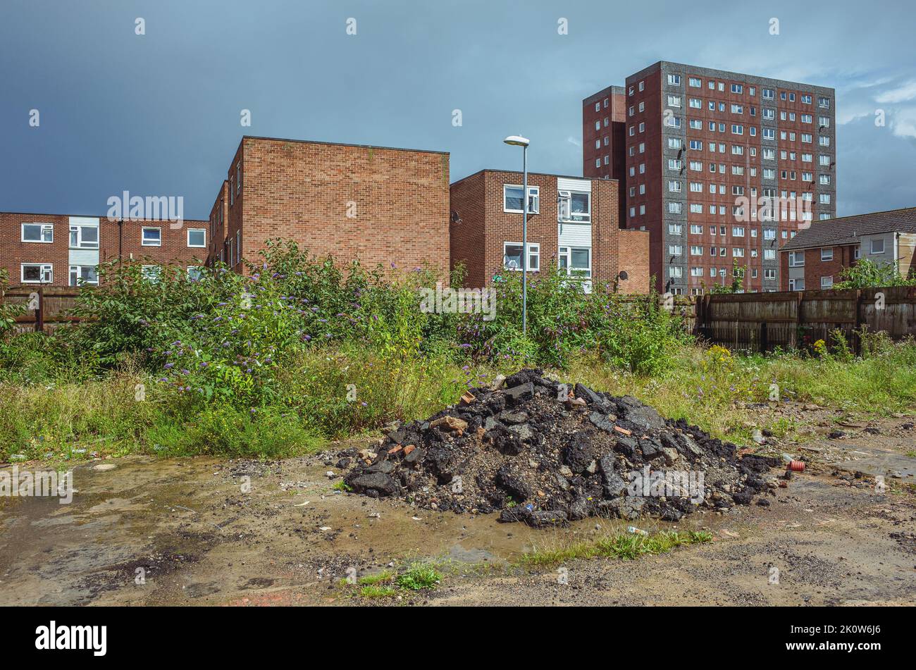Pila de escombros en la zona de Wasteland, propiedad inmobiliaria en Barking, East London, Inglaterra, Reino Unido. Foto de stock