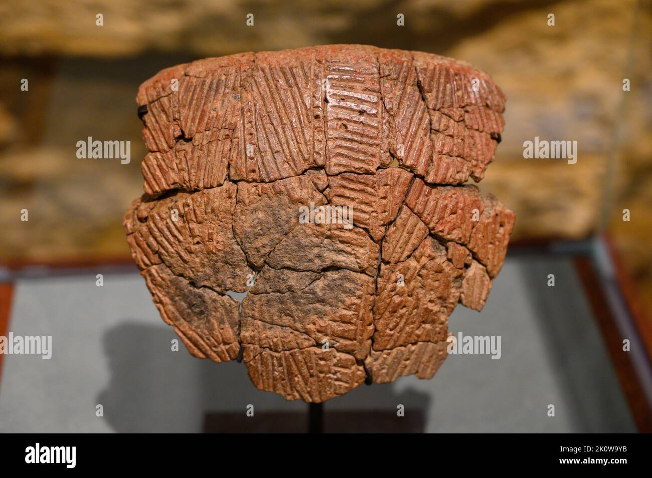 Cerámica de Limbourg, Luxemburgo. Neolítico (5300–4900 aC). Museo Nacional de Historia y Arte de Luxemburgo. Foto de stock