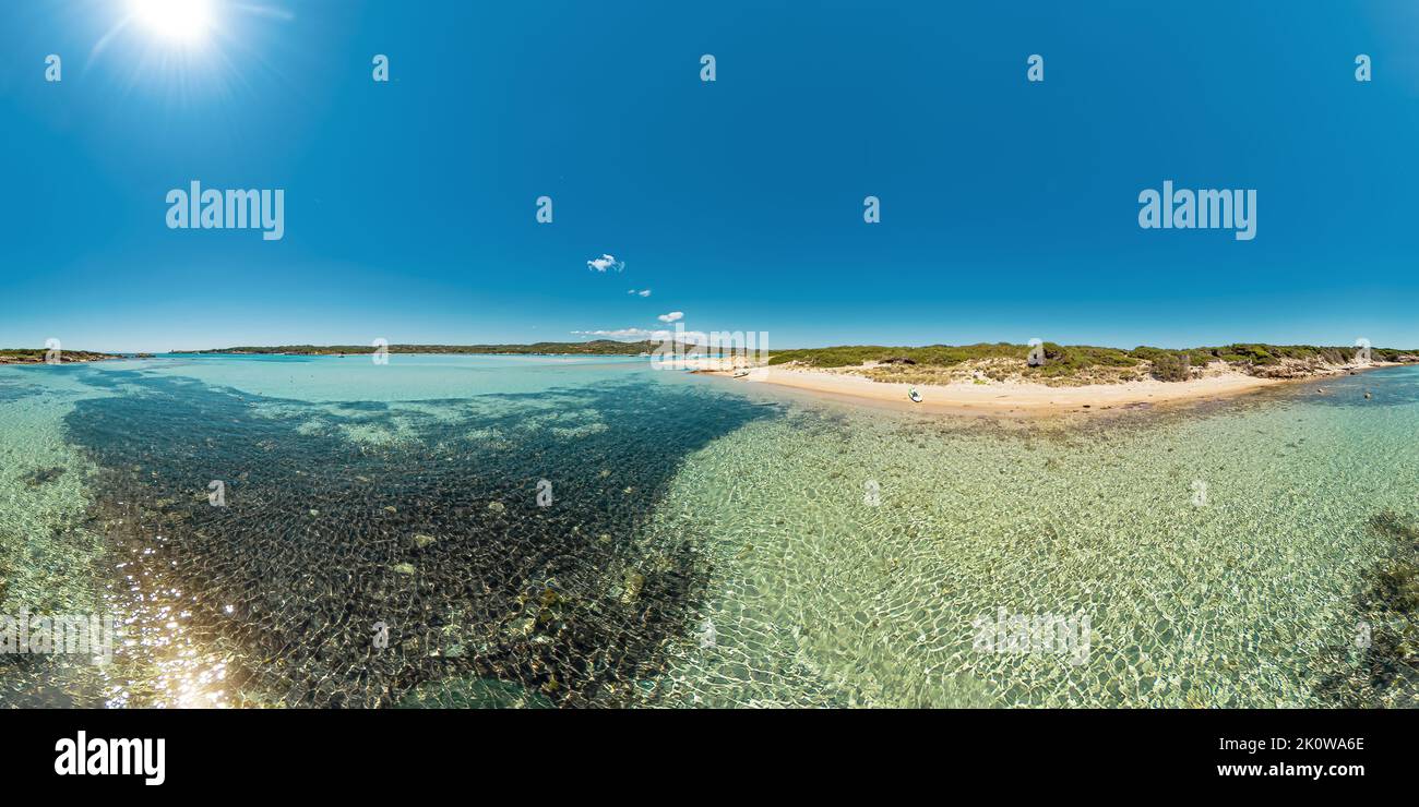 Vista aérea de la playa de la isla de Piana, cerca de la ciudad de Bonifacio en Córcega de Francia. Vistas panorámicas al mar Mediterráneo desde la playa de Piantarella Foto de stock