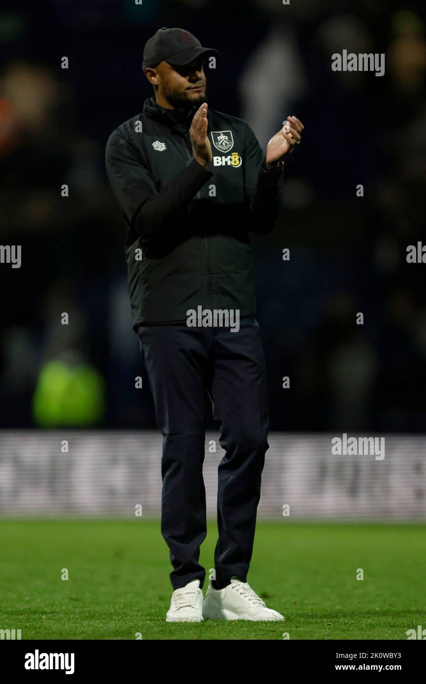 El gerente de Burnley, Vincent Kompany, aplaude a los seguidores tras el partido del Campeonato Sky Bet en el Deepdale Stadium, Preston. Fecha de la foto: Martes 13 de septiembre de 2022. Foto de stock