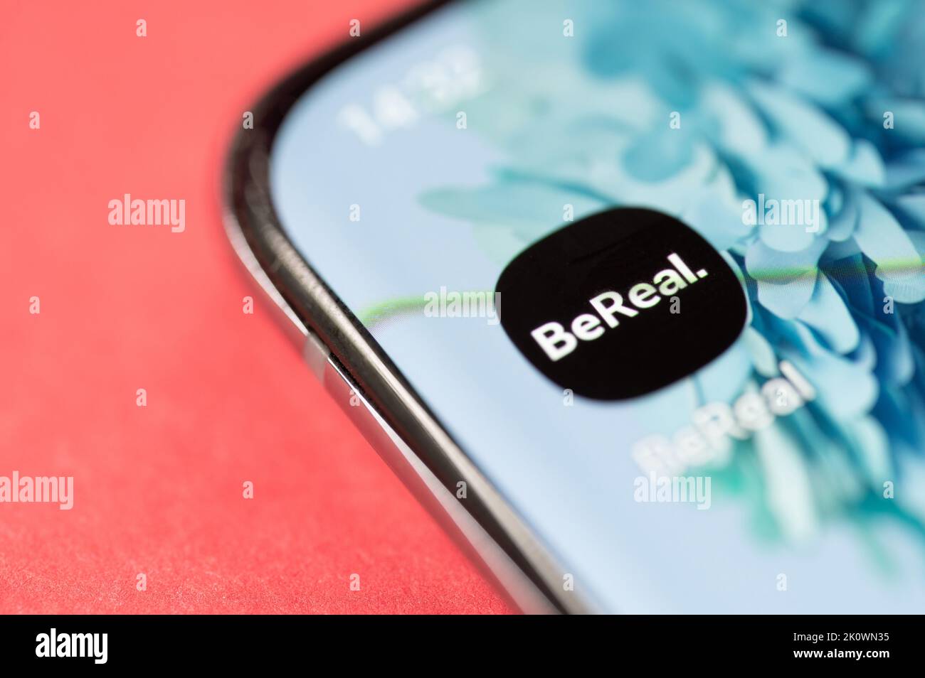 Nueva york, EE.UU. - 13 de septiembre de 2022: Nueva aplicación social BeReal en la pantalla del smartphone macro primer plano vista fondo Foto de stock