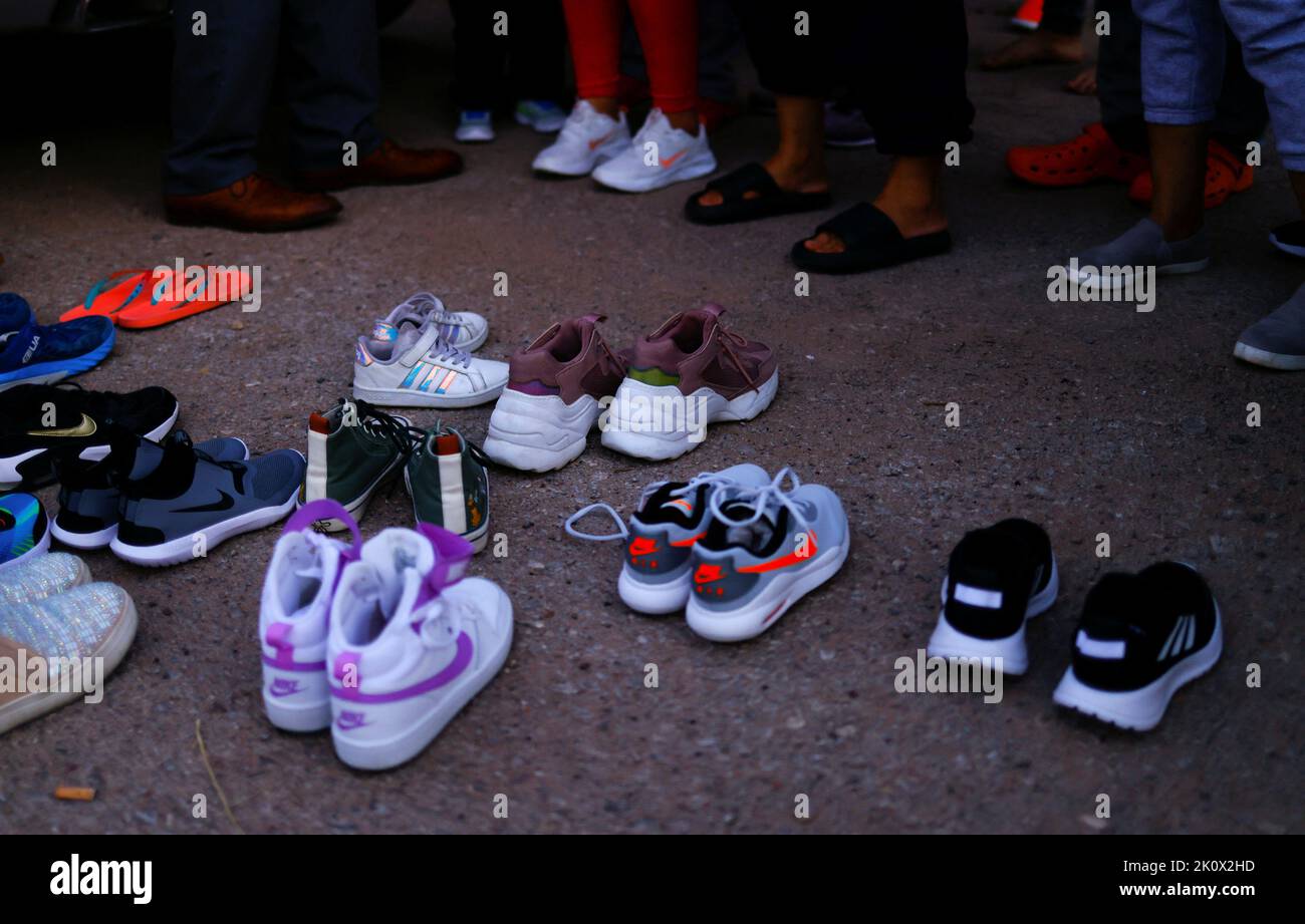 Zapatos donados fotografías e imágenes de alta resolución - Alamy