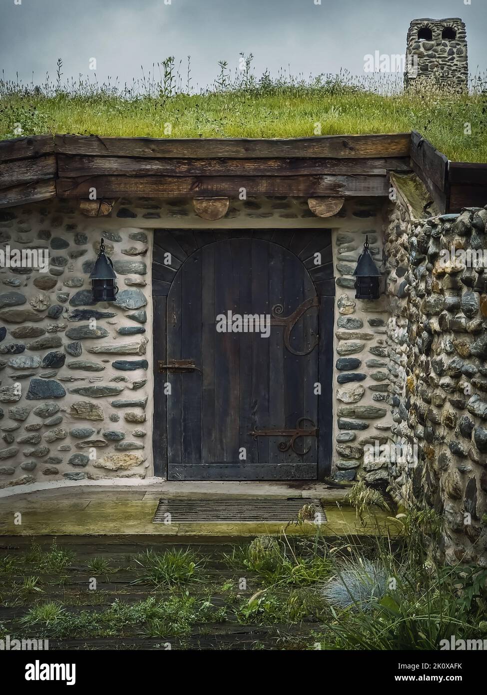 Una casa de hobbit escondida parte subterránea del Castillo de Clay del Valle de las Hadas, un complejo turístico en Transilvania, Rumania Foto de stock