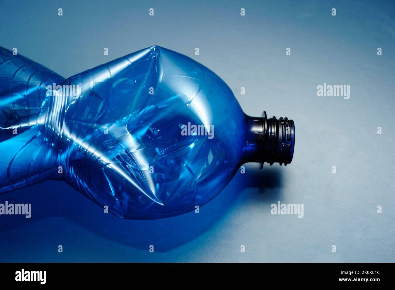 botella de plástico azul vacía, concepto de reciclaje Foto de stock