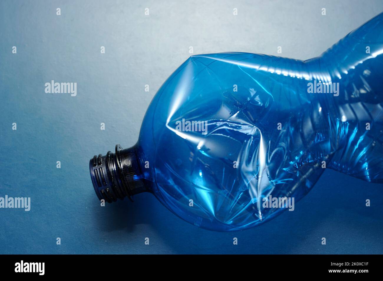 botella de plástico azul vacía, concepto de reciclaje Foto de stock