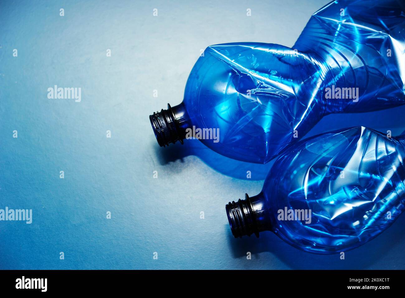 botellas de plástico azul vacías, concepto de reciclaje Foto de stock
