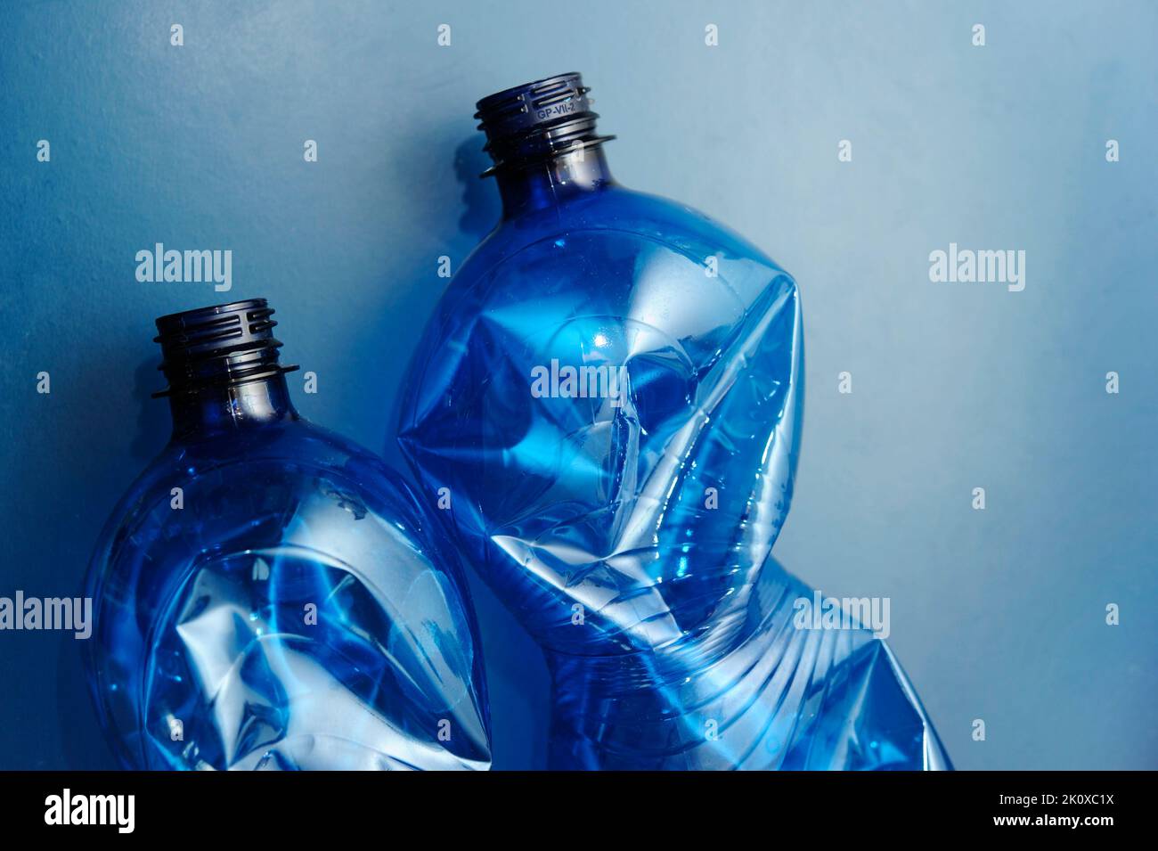 botellas de plástico azul vacías, concepto de reciclaje Foto de stock
