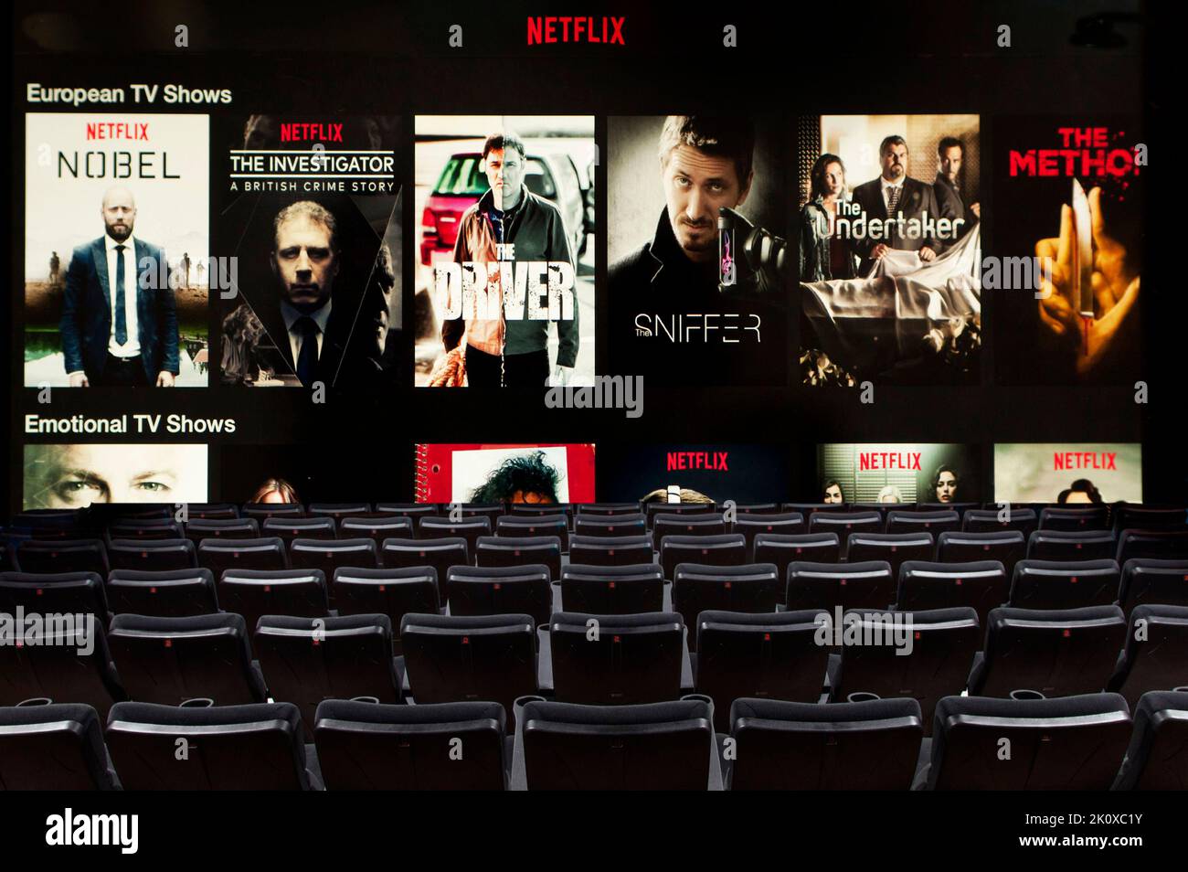 Pantalla Netflix en una sala de cine Foto de stock