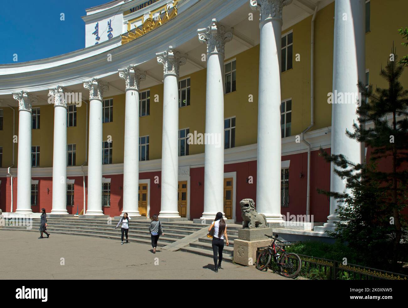Colonnade a la entrada de la Universidad Nacional de Mongolia, Ulaanbaatar, Mongolia Foto de stock