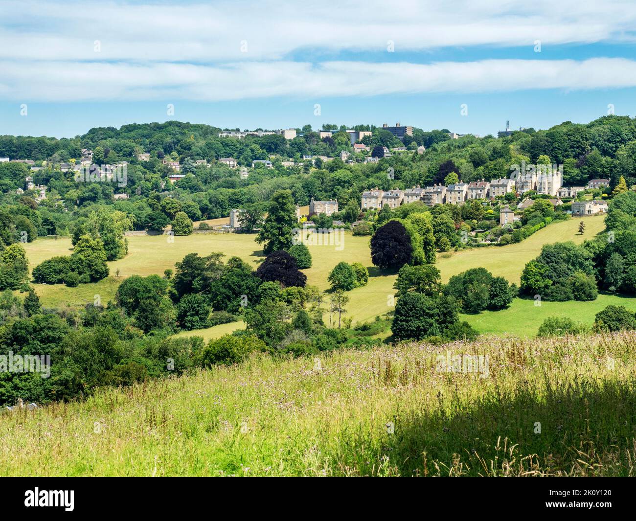 Vista de Widcombe a Claverton Down y la Universidad de Bath en Bath Somerest, Inglaterra Foto de stock