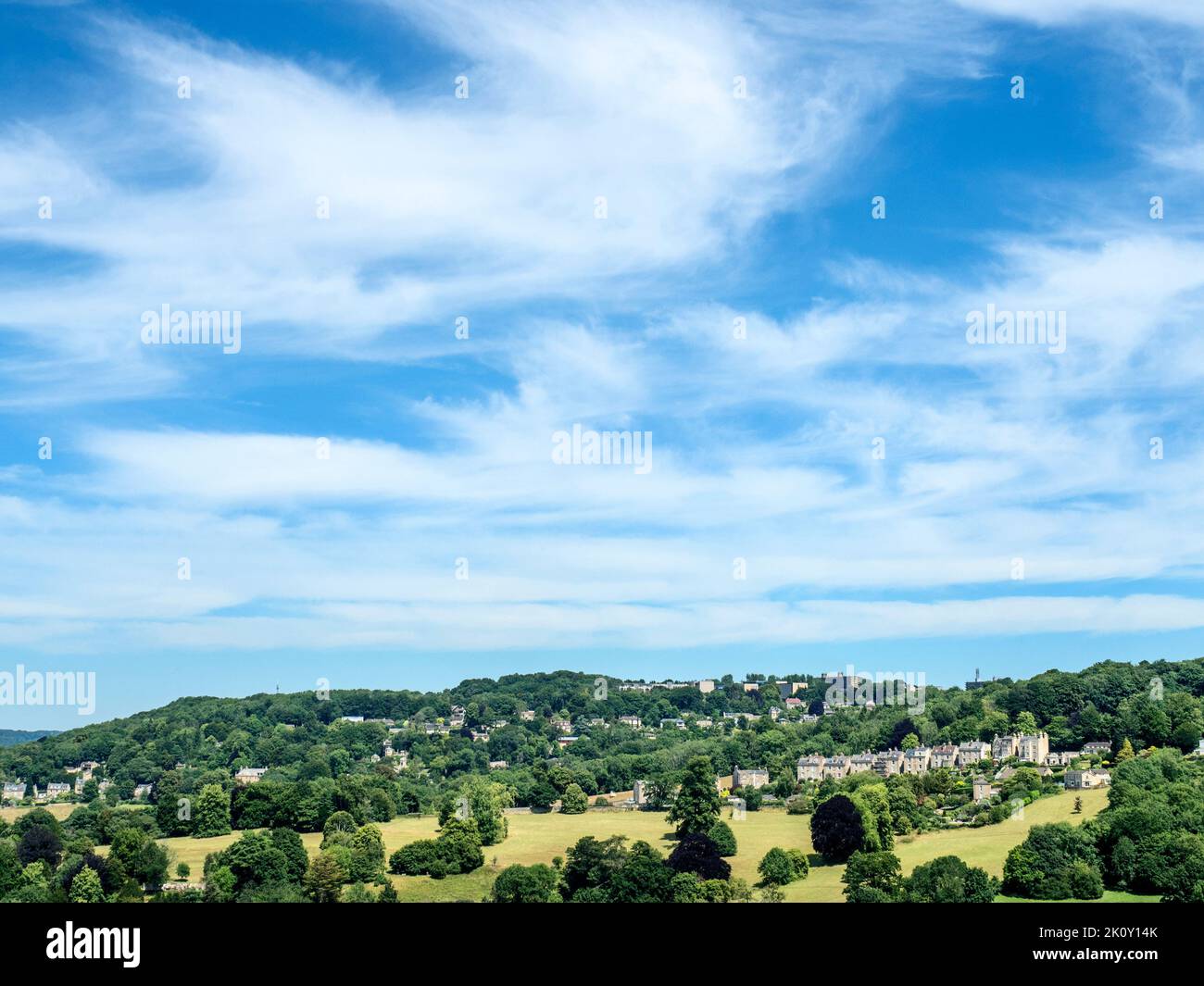 Vista de Widcombe a Claverton Down y la Universidad de Bath en Bath Somerest, Inglaterra Foto de stock