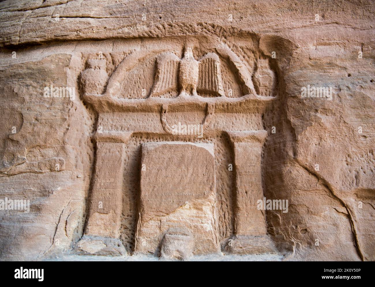 Emblema de águila o cartouche entrada a la tumba de abve Hegra Arabia Saudita Foto de stock