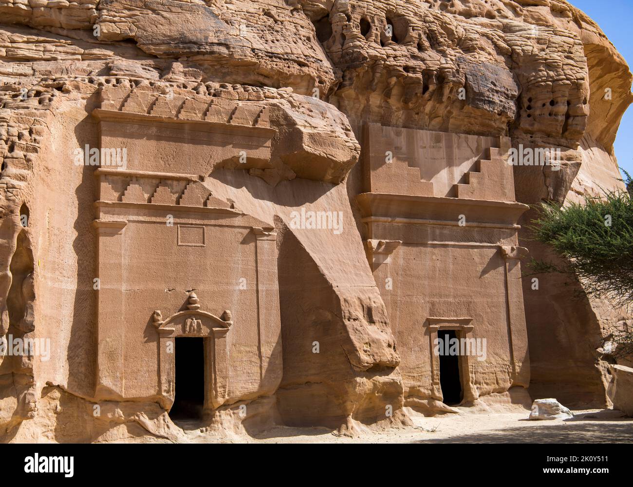 Dos tumbas lado a lado hábilmente talladas Jabal Al Banat Hegra Arabia Saudita Foto de stock