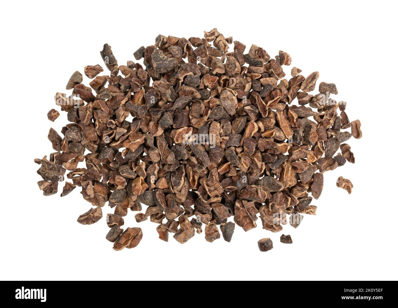 Vista superior de una pequeña porción de puntas de cacao aisladas sobre un fondo blanco. Foto de stock
