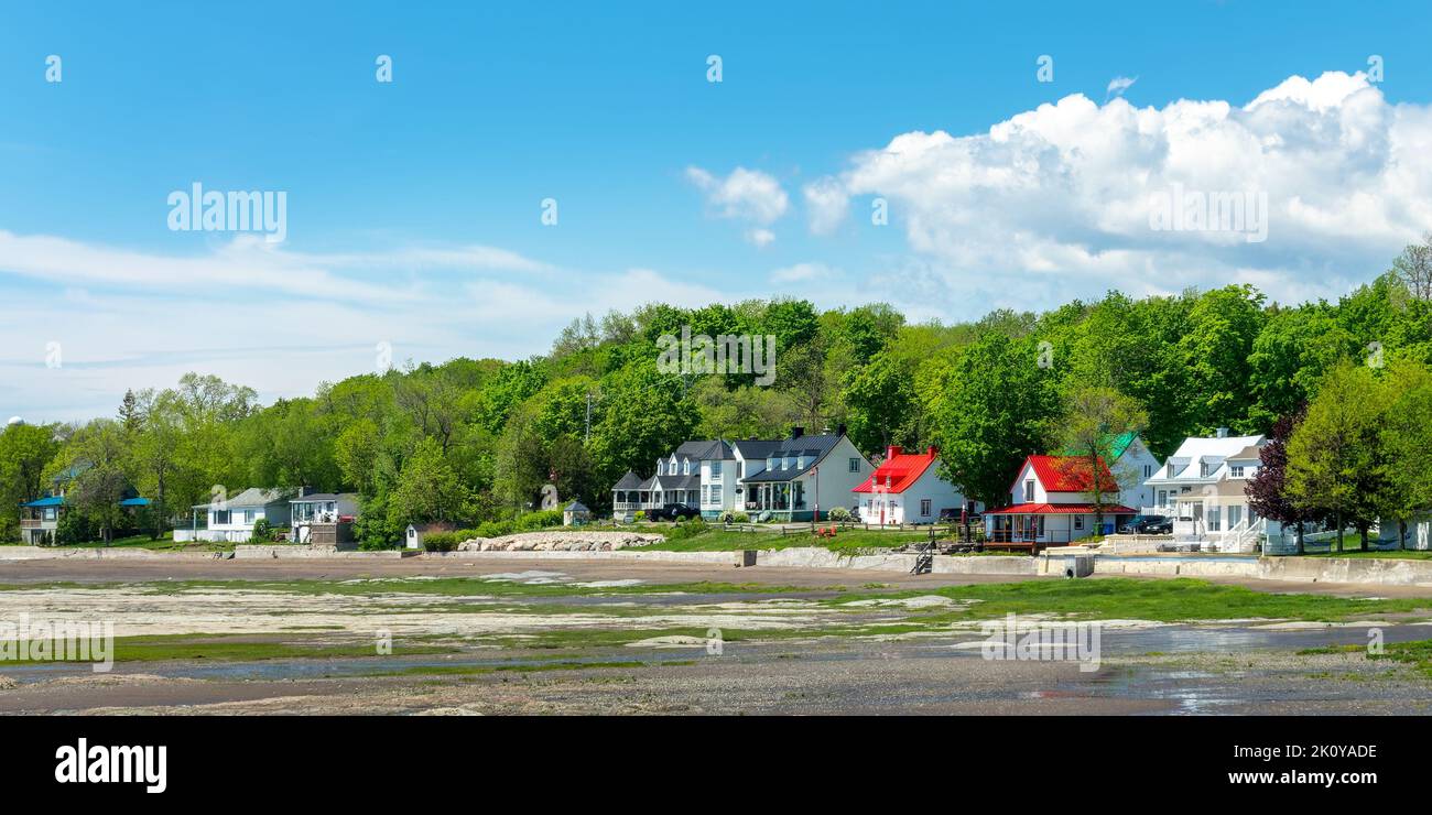 Casas coloridas en el pueblo de Saint Jean en la isla de Orleans cerca de la ciudad de Quebec, Canadá Foto de stock