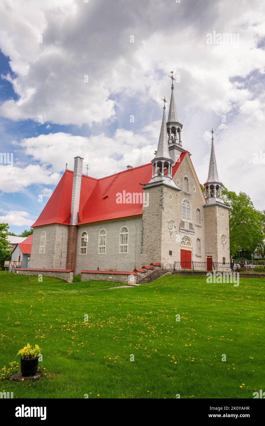 Iglesia en el pueblo de Sainte Famille en la isla de Orleans cerca de la ciudad de Quebec, Canadá Foto de stock