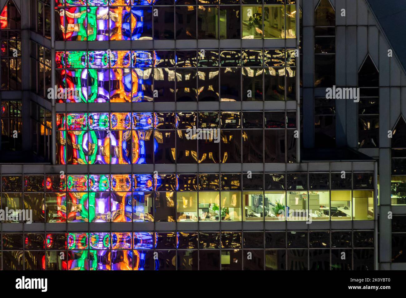Colores abstractos y reflejo en un moderno edificio de vidrio de negocios en Montreal, Quebec Foto de stock