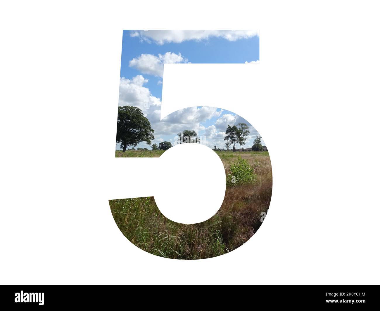 número 5 del alfabeto realizado con paisaje con nubes, cielo azul, árboles, sol, hierba y páramo. con colores azul, blanco, verde, rosa y amarillo Foto de stock