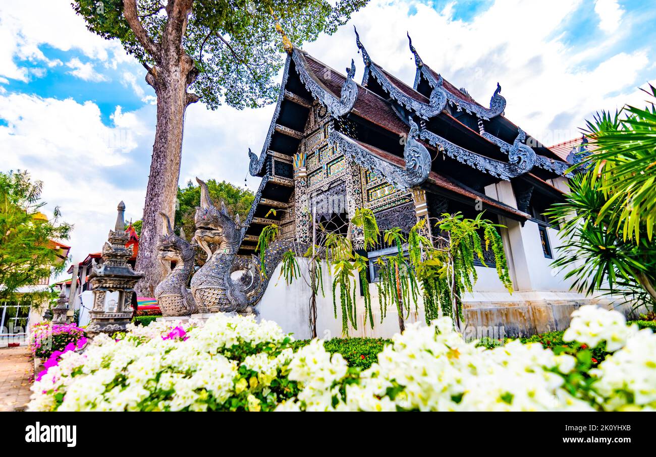 Vihara de Liang Pu Mun en la ciudad de Chiang Mai, Tailandia. Antiguo edificio de religión antigua, lugar espiritual. Estatua de serpiente grande antes del templo. La casa se coloca n Foto de stock