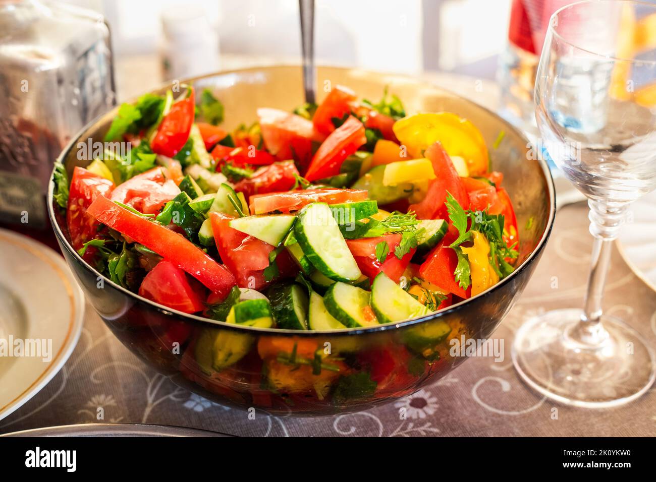 Plato con ensalada de pepinos frescos y tomates en la mesa festiva, enfoque selectivo. Comer en casa. Foto de stock