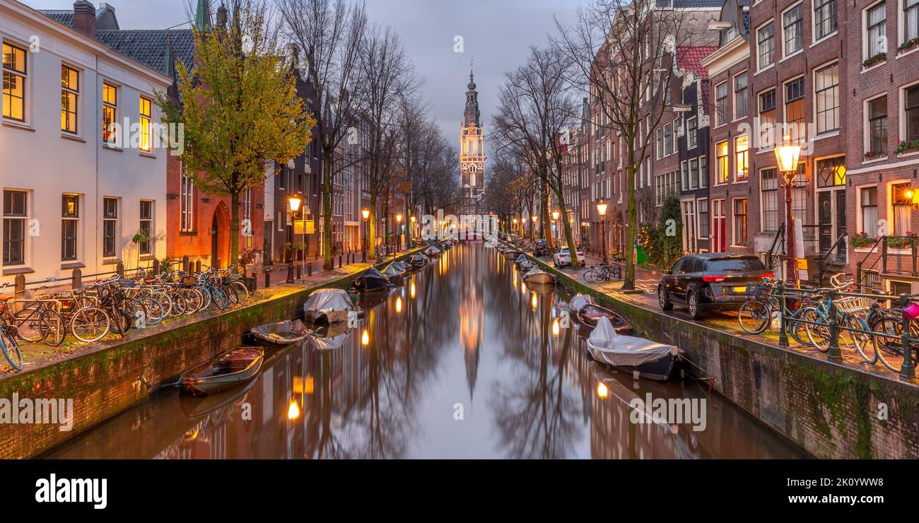 Panorama del canal Groenburgwal de Ámsterdam con Zuiderkerk, iglesia del sur, Holanda, Países Bajos. Foto de stock