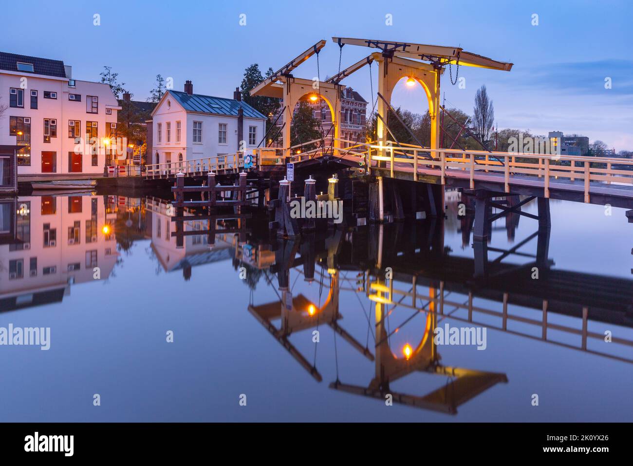 Noche Canal Leiden Galgewater y Puente Rembrandt, Holanda Meridional, Países Bajos Foto de stock