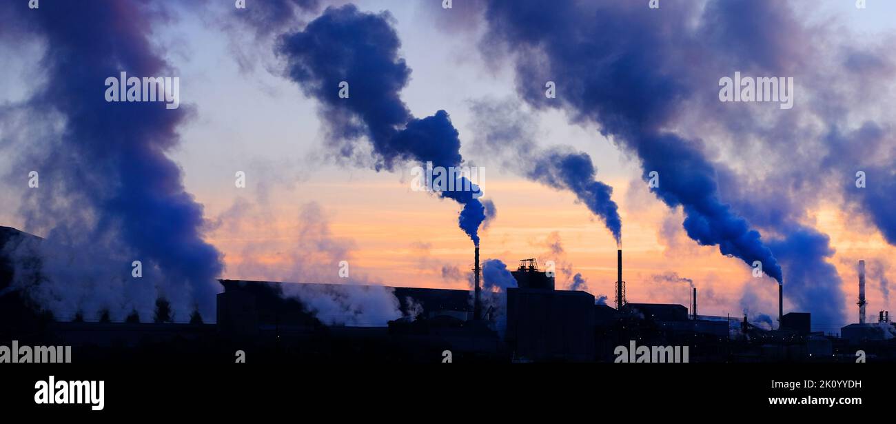 Contaminación Humo de un factor plan en el aire con cielo malo para el medio ambiente Foto de stock