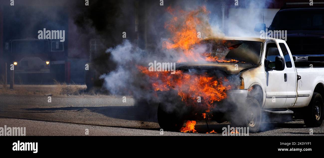 Vehículo de camión en llamas quemando humo que araba destruido en carretera Foto de stock