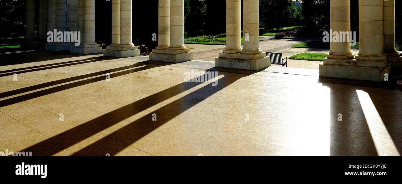 Columnas de mármol en un pabellón de construcción que muestran el diseño arquitectónico y la estructura decorativa con luz y sombras Foto de stock