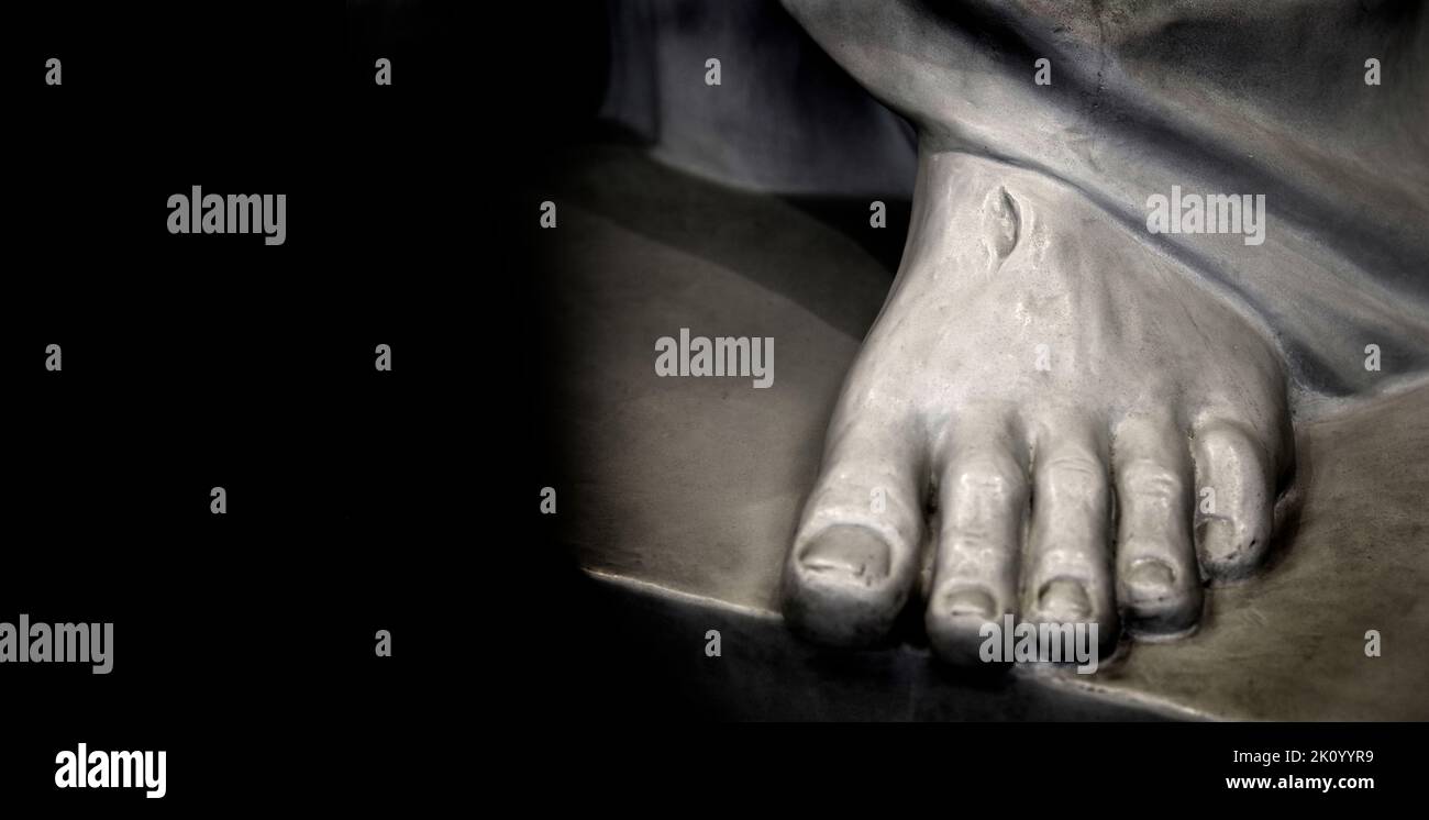 Escultura El arte del pie de Jesús con uñas marca heridas de la crucifixión Foto de stock