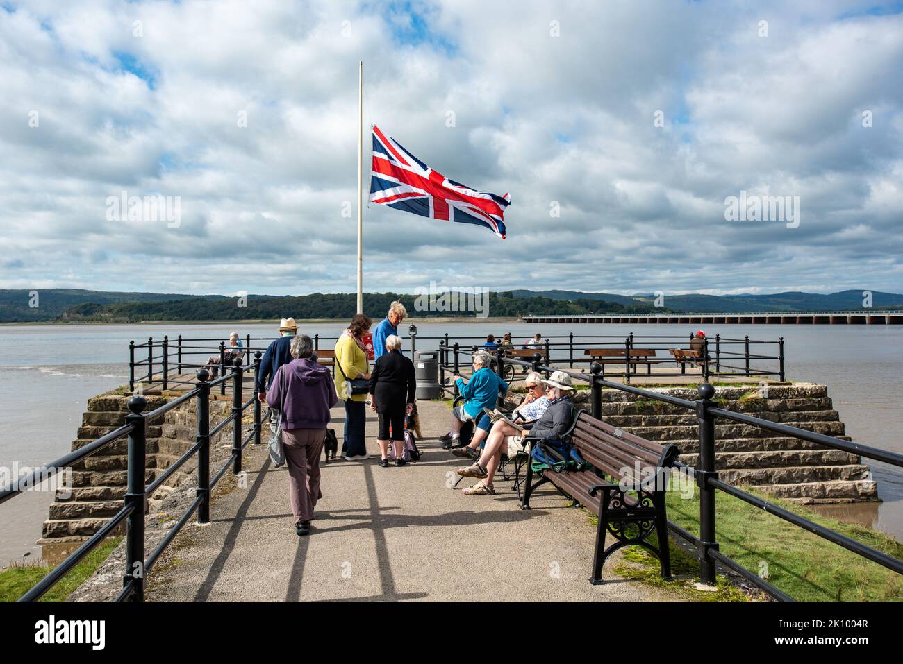 Reina de duelo Elizabeth II, Arnside, Milnthorpe, Cumbria, Reino Unido La bandera de la Unión en medio mástil en el muelle de Arnside, Milnthorpe, Cumbria, Reino Unido Crédito: John Eveson/Alamy Live News Foto de stock
