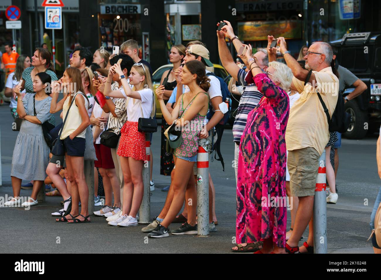 Wien, Wien Handy, Menschen fotografieren vor der Ankeruhr in wien Foto de stock
