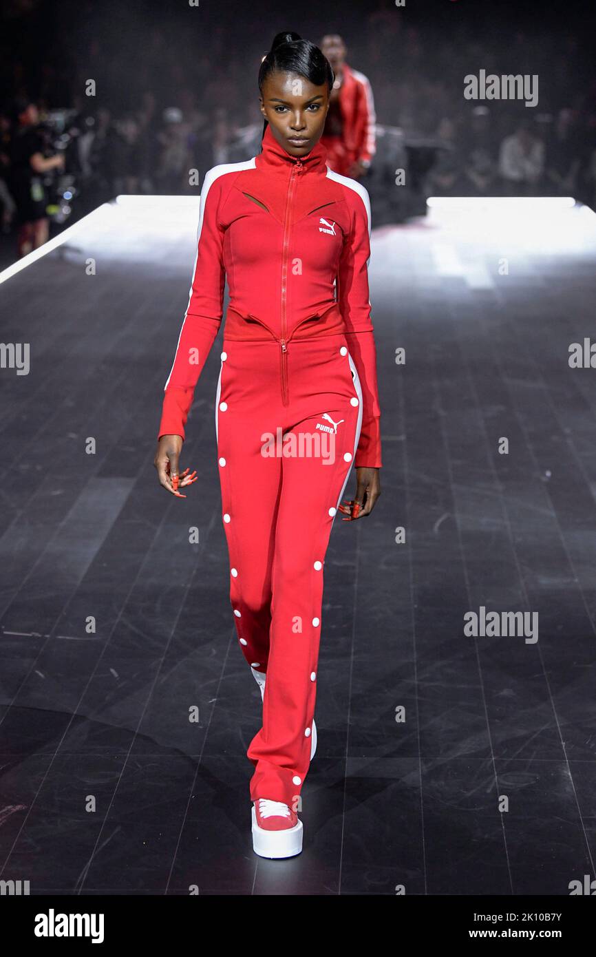 Un modelo camina en la pista de aterrizaje en el desfile de moda Puma  durante el Spring Summer 2023 Collections Fashion Show en la New York Fashion  Week en Nueva York, NY