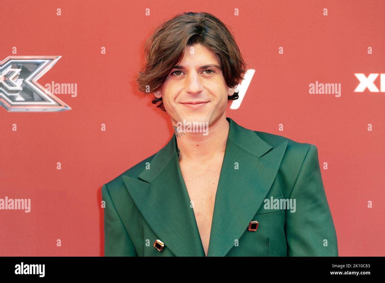 MILÁN, ITALIA - SEP 13, 2022 : El cantante Rkomi asiste a la rueda de prensa de X Factor Italia 2022 en el Área Pergolesi de Milán, Italia. Foto de stock