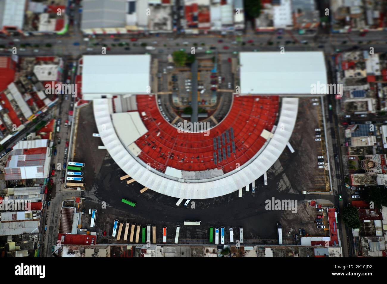 Estación de autobuses y vista aérea de la ciudad de León en el estado