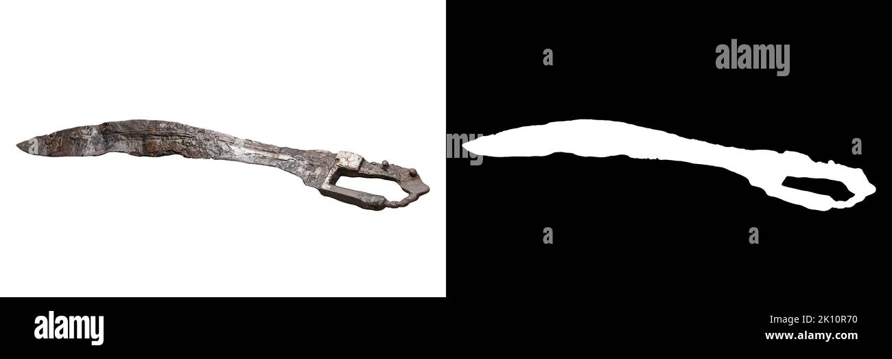 Espadas de la Edad de Bronce aisladas sobre blanco con máscara para cortar Foto de stock