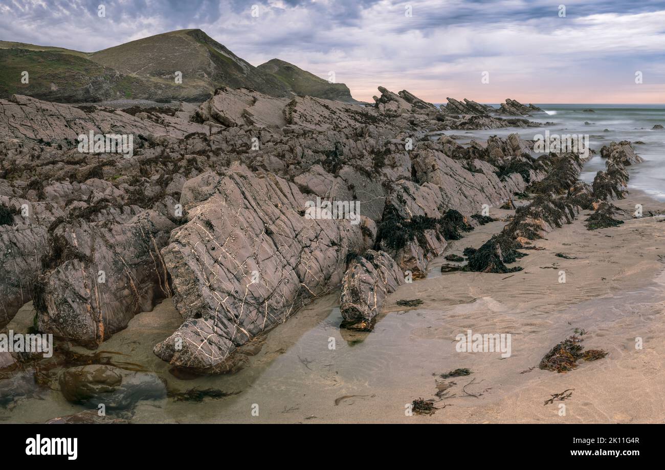 Situada en la costa atlántica, la cala de Crackington Haven está rodeada de espectaculares acantilados y tiene un fenómeno geológico que lleva su nombre; la C Foto de stock