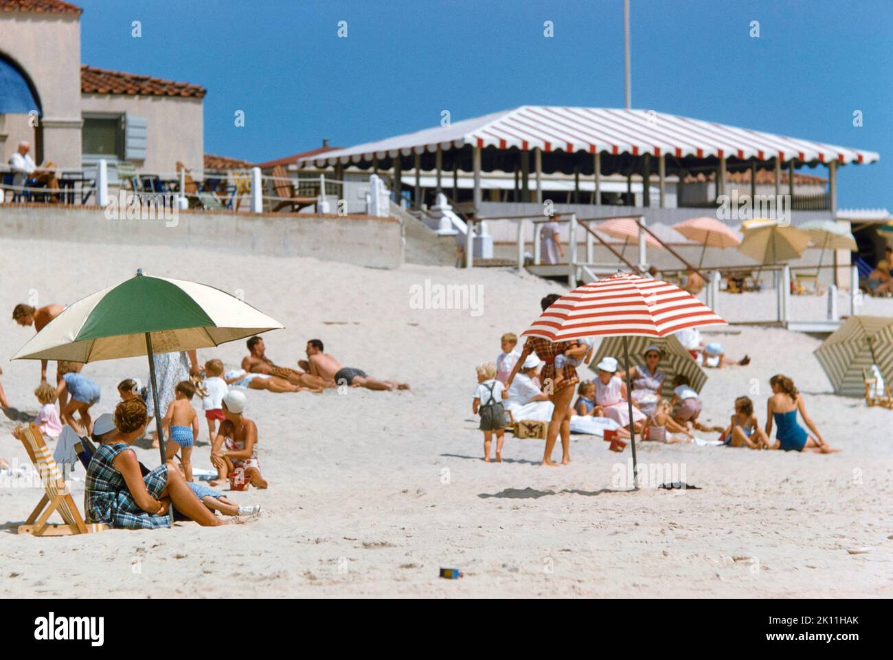 Beach Scene, Southampton, Nueva York, Estados Unidos, Toni Frissell Collection, Agosto 1955 Foto de stock