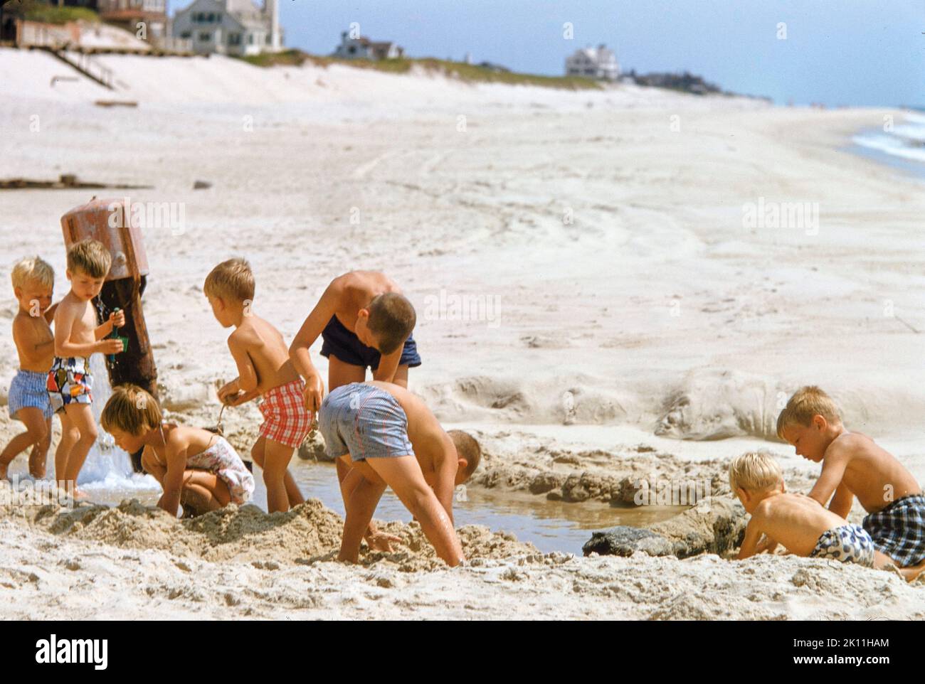 Grupo de niños jugando en Sandy Beach, Southampton, Nueva York, EE.UU., Toni Frissell Collection, Agosto 1955 Foto de stock