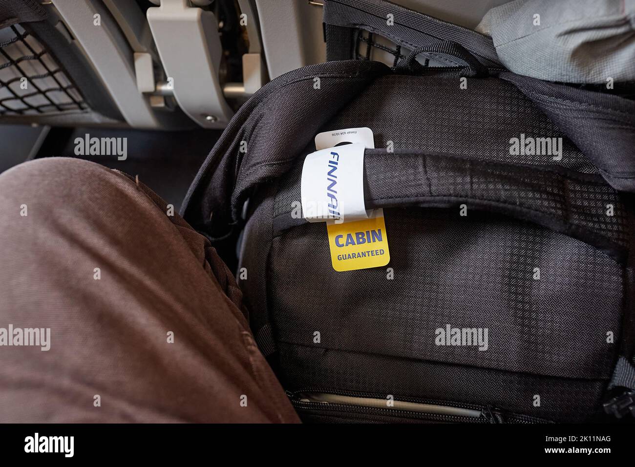 Bolsa de cabina delante del seet en el vuelo en clase turista Foto de stock