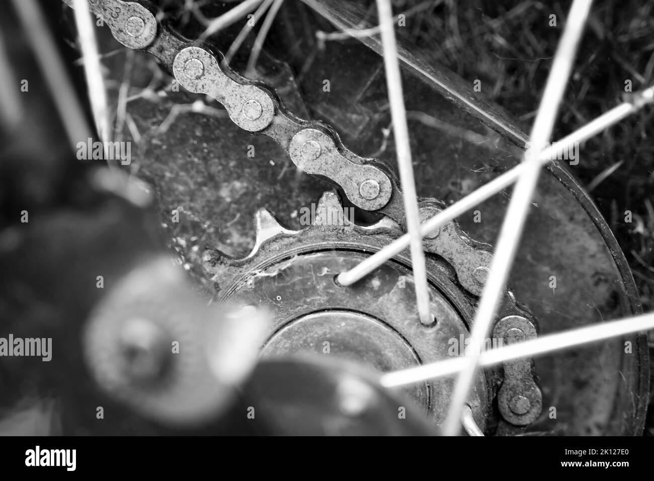 fotos en blanco y negro de una vieja moto basura que ha sido arrojada probablemente por un estudiante que la robó de un pub después de tomar una copa en una noche fuera Foto de stock