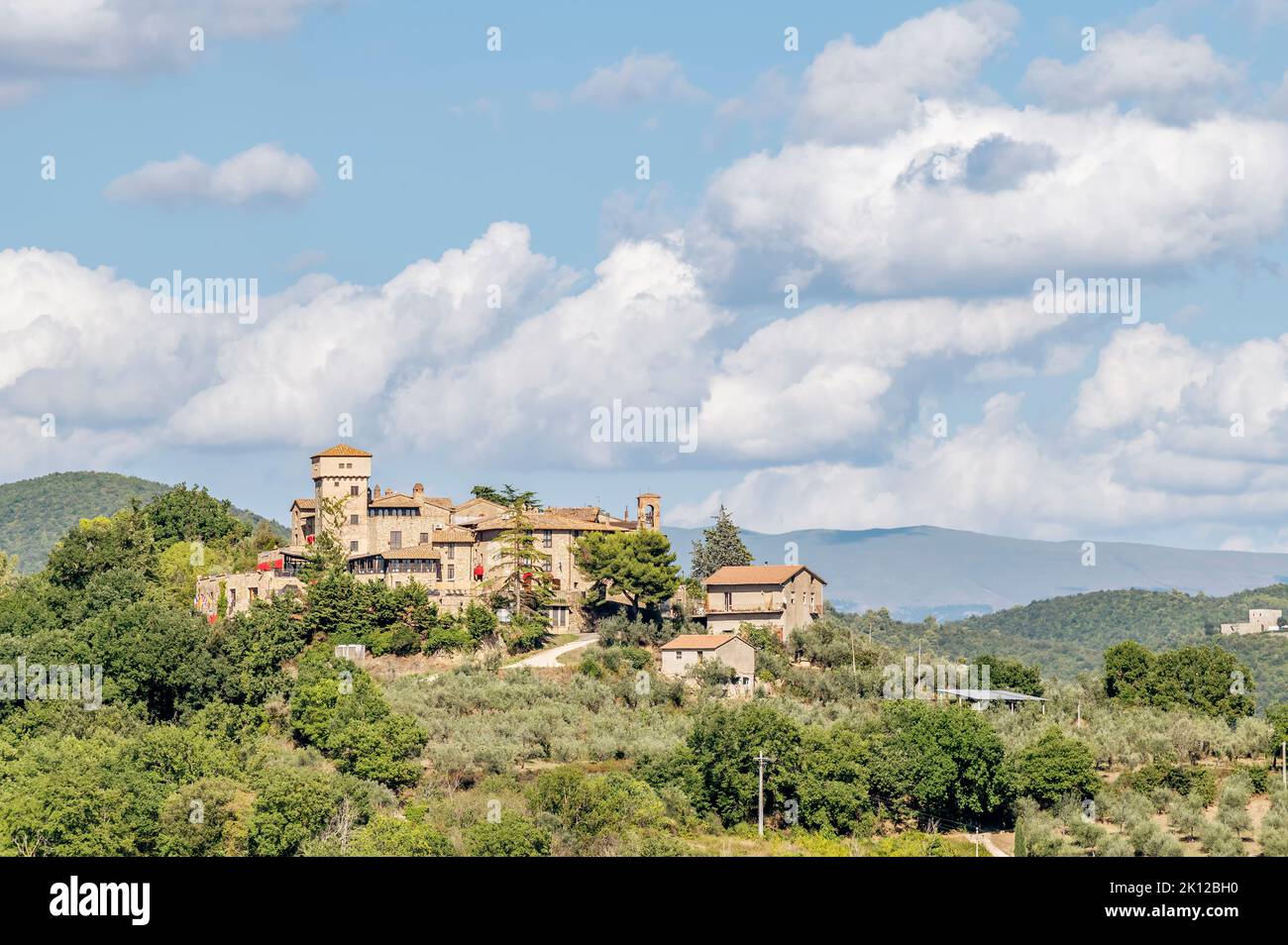El antiguo castillo de Poggio en el pueblo de Canalicchio, Perugia, Italia, rodeado de naturaleza Foto de stock