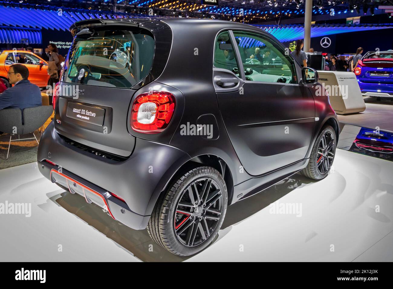 Smart EQ fortwo (edición pureblack) coche de ciudad presentado en el Salón del Automóvil de París. 2 de octubre de 2018 Foto de stock