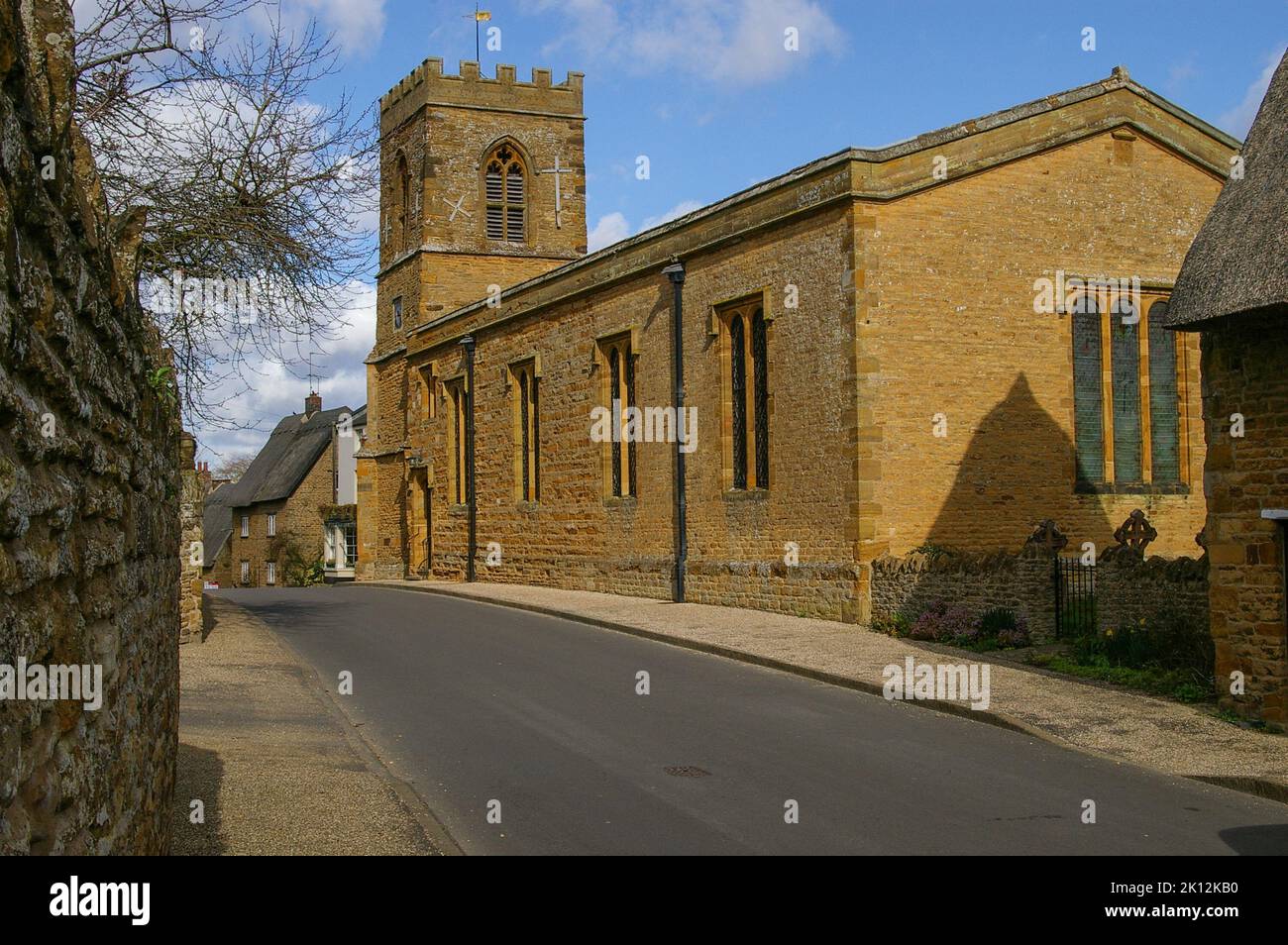 La iglesia de San Juan Bautista en el pueblo de Boughton, Northamptonshire, Reino Unido; las partes más tempranas datan del siglo 16th Foto de stock