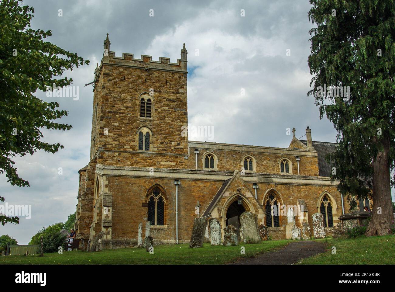 Exterior de la iglesia de San Pedro y San Pablo en el pueblo de Sywell, Northamptonshire, Reino Unido; las primeras partes datan del siglo 13th Foto de stock