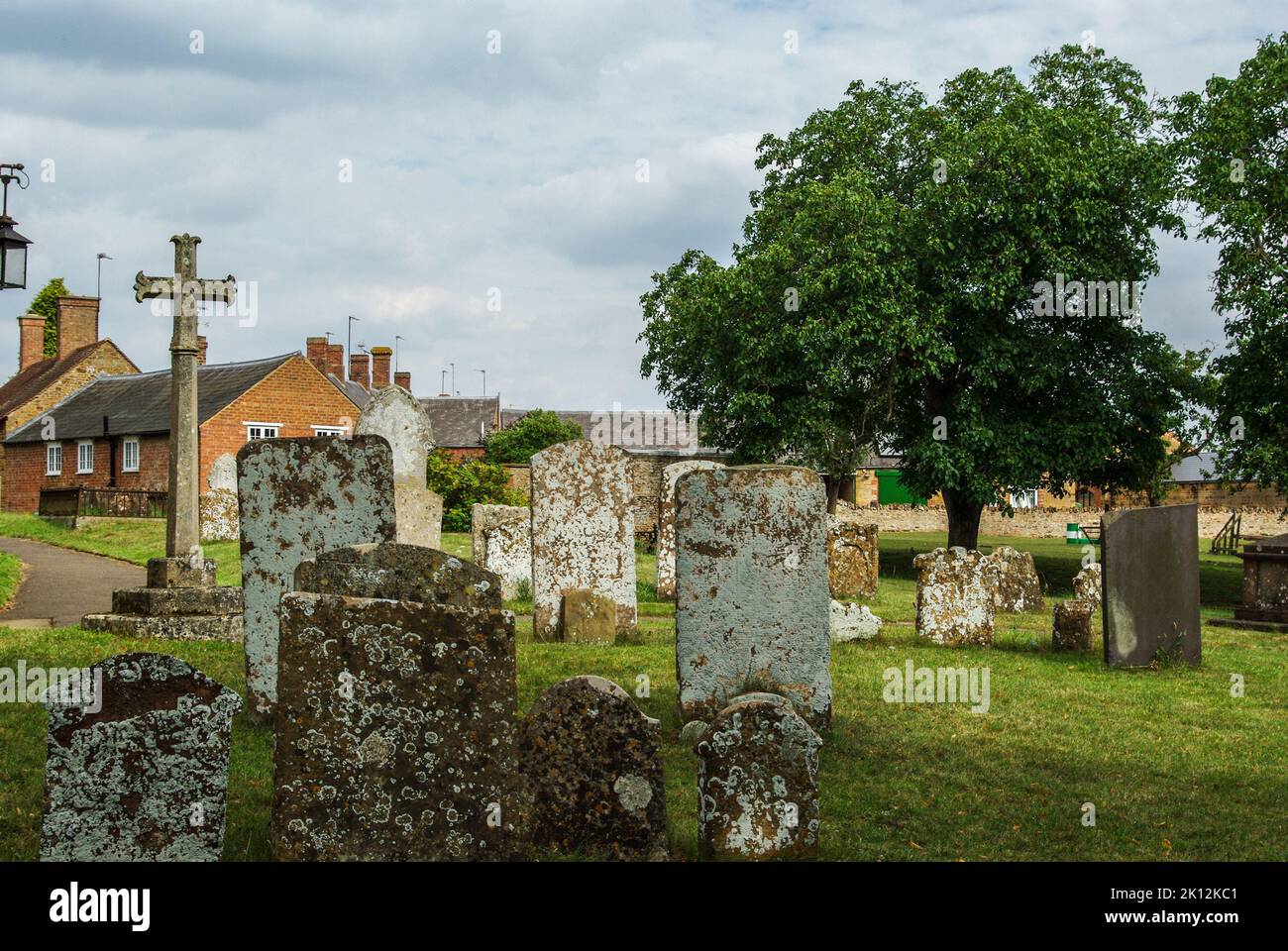 Una vista de las lápidas en el cementerio de San Pedro y San Pablo en el pueblo de Sywell, Northamptonshire, Reino Unido Foto de stock