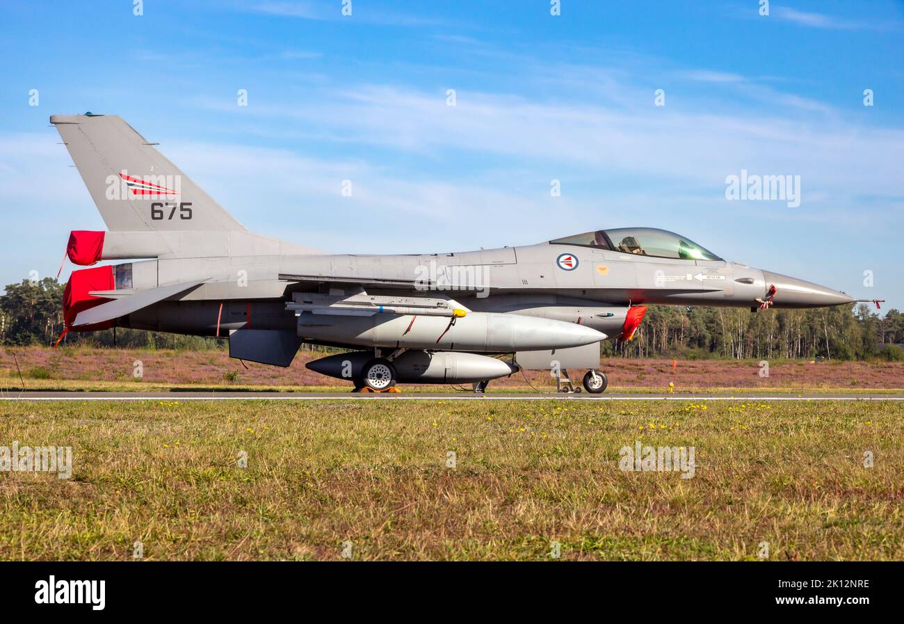 Aviones de combate F-16 de la Real Fuerza Aérea Noruega en el asfalto de la base aérea Kleine-Brogel. Bélgica - 14 de septiembre de 2019. Foto de stock